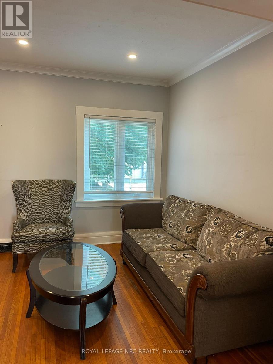 












31 1/2 ACADEMY STREET

,
St. Catharines (Downtown),




Ontario
L2R4Z9

