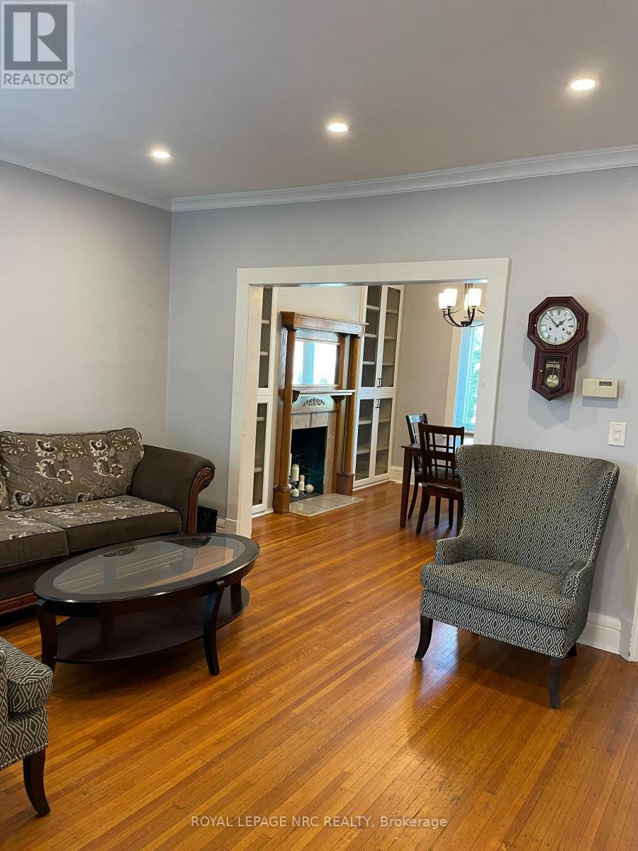 












31 1/2 ACADEMY STREET

,
St. Catharines (Downtown),




Ontario
L2R4Z9

