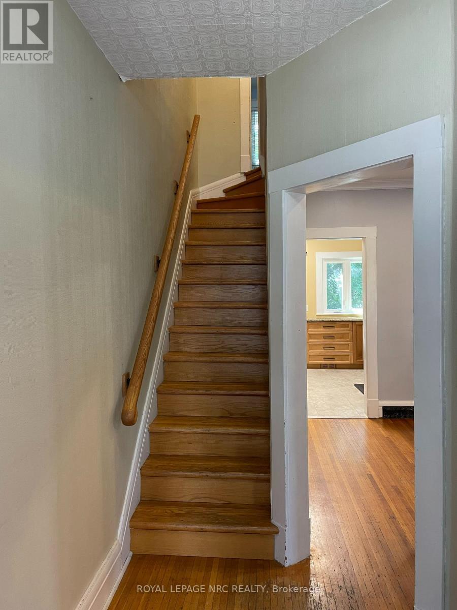 












31 1/2 ACADEMY STREET

,
St. Catharines (Downtown),




Ontario
L2R4Z9


