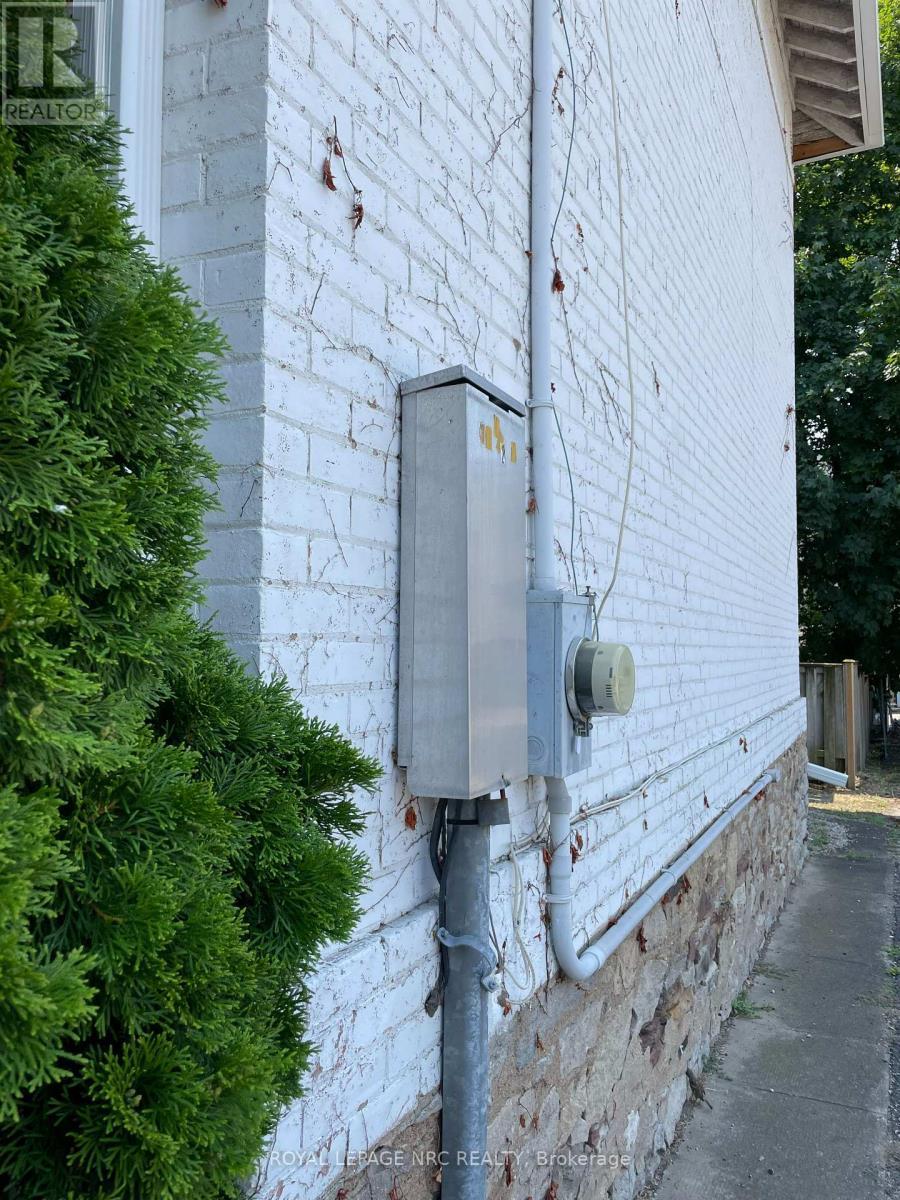 












31 1/2 ACADEMY STREET

,
St. Catharines (Downtown),




Ontario
L2R4Z9


