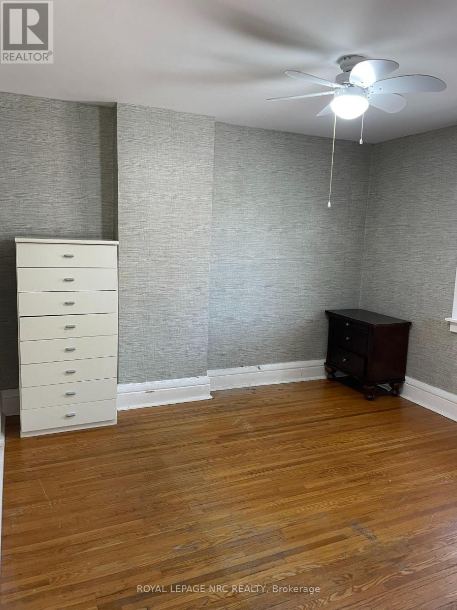












31 1/2 ACADEMY STREET

,
St. Catharines (Downtown),




Ontario
L2R4Z9

