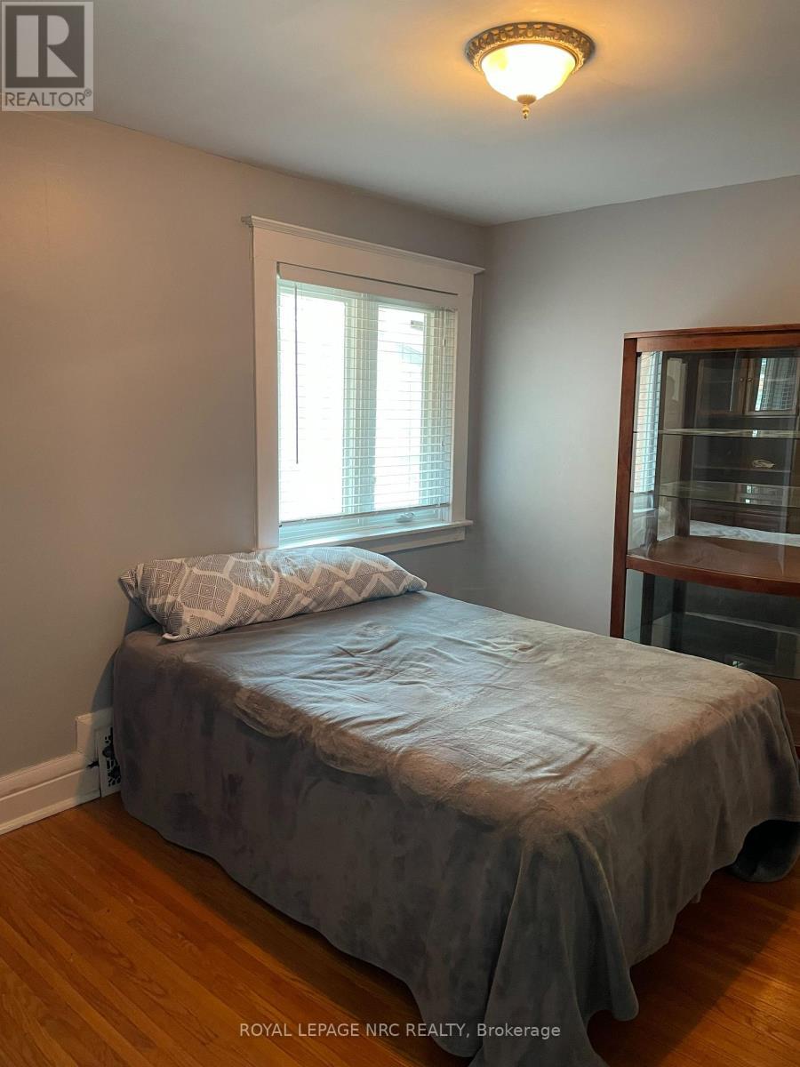 












31 1/2 ACADEMY STREET

,
St. Catharines (Downtown),




Ontario
L2R4Z9

