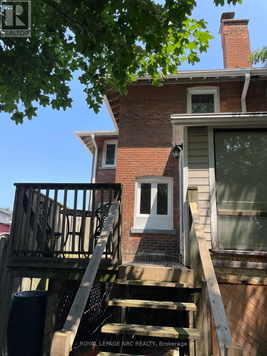 












31 1/2 ACADEMY STREET

,
St. Catharines (Downtown),




Ontario
L2R4Z9

