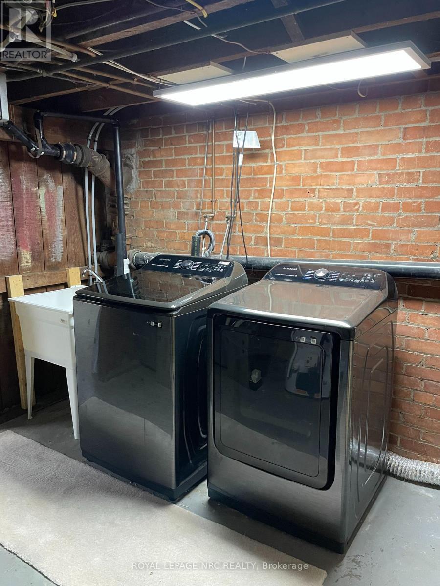 












31 1/2 ACADEMY STREET

,
St. Catharines (Downtown),




Ontario
L2R4Z9

