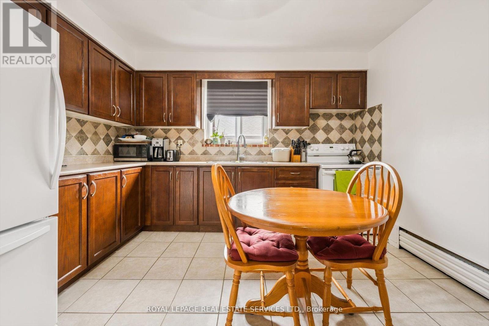 












19 DOVER DRIVE N

,
Toronto,




Ontario
M8W1V7

