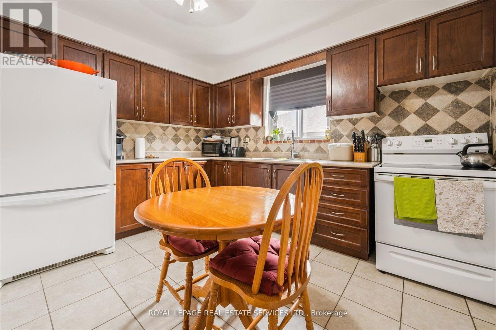 












19 DOVER DRIVE N

,
Toronto,




Ontario
M8W1V7

