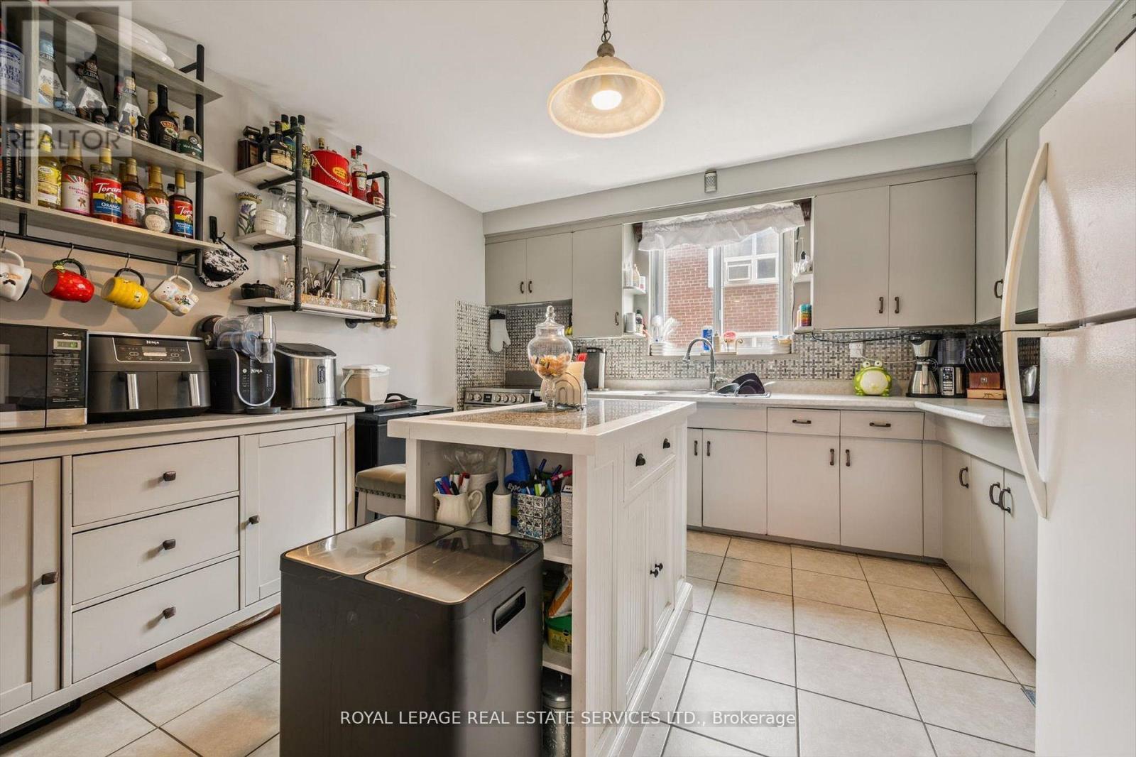 












19 DOVER DRIVE N

,
Toronto,




Ontario
M8W1V7

