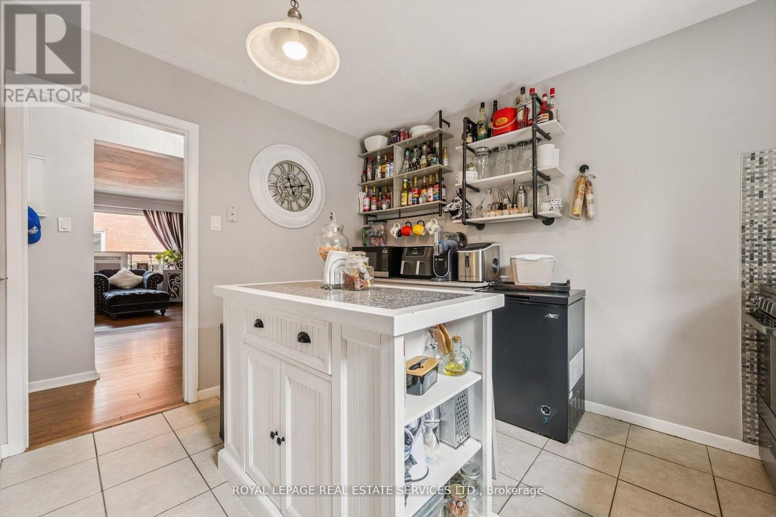 












19 DOVER DRIVE N

,
Toronto,




Ontario
M8W1V7

