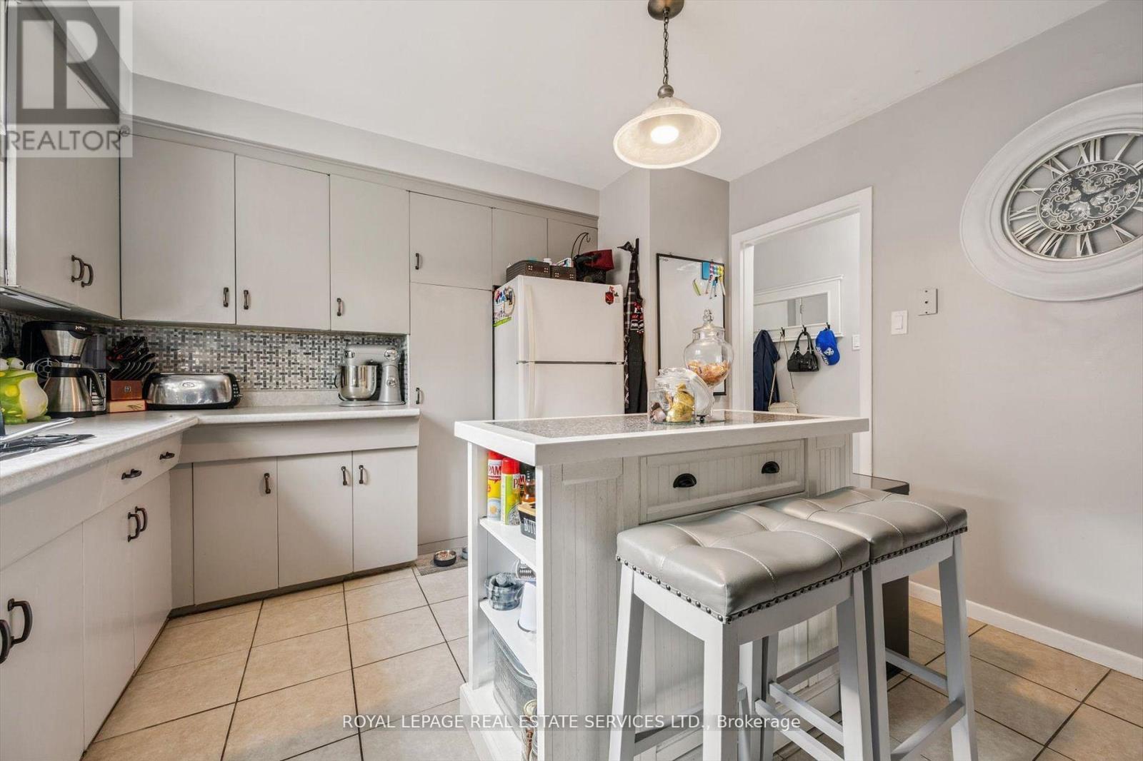 












19 DOVER DRIVE N

,
Toronto,




Ontario
M8W1V7

