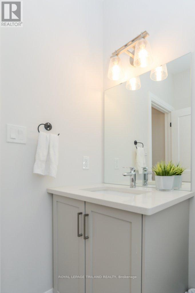 












45 COMPASS TRAIL

,
Central Elgin (Port Stanley),




Ontario
N5L0B4

