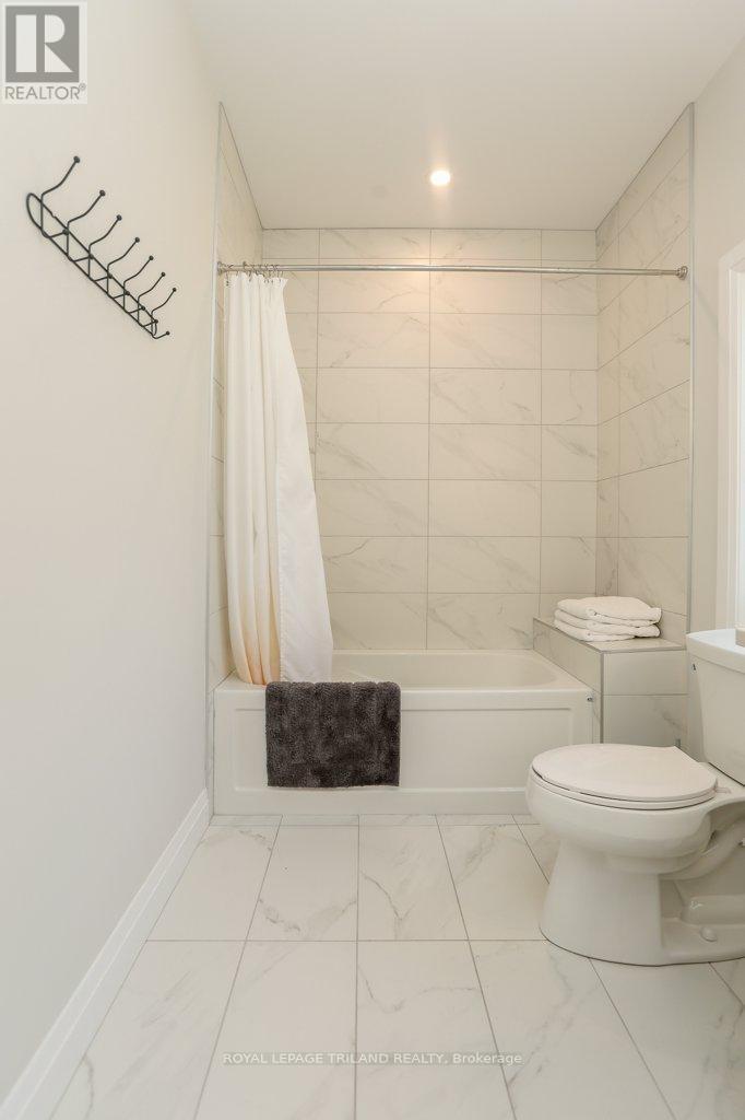 












45 COMPASS TRAIL

,
Central Elgin (Port Stanley),




Ontario
N5L0B4

