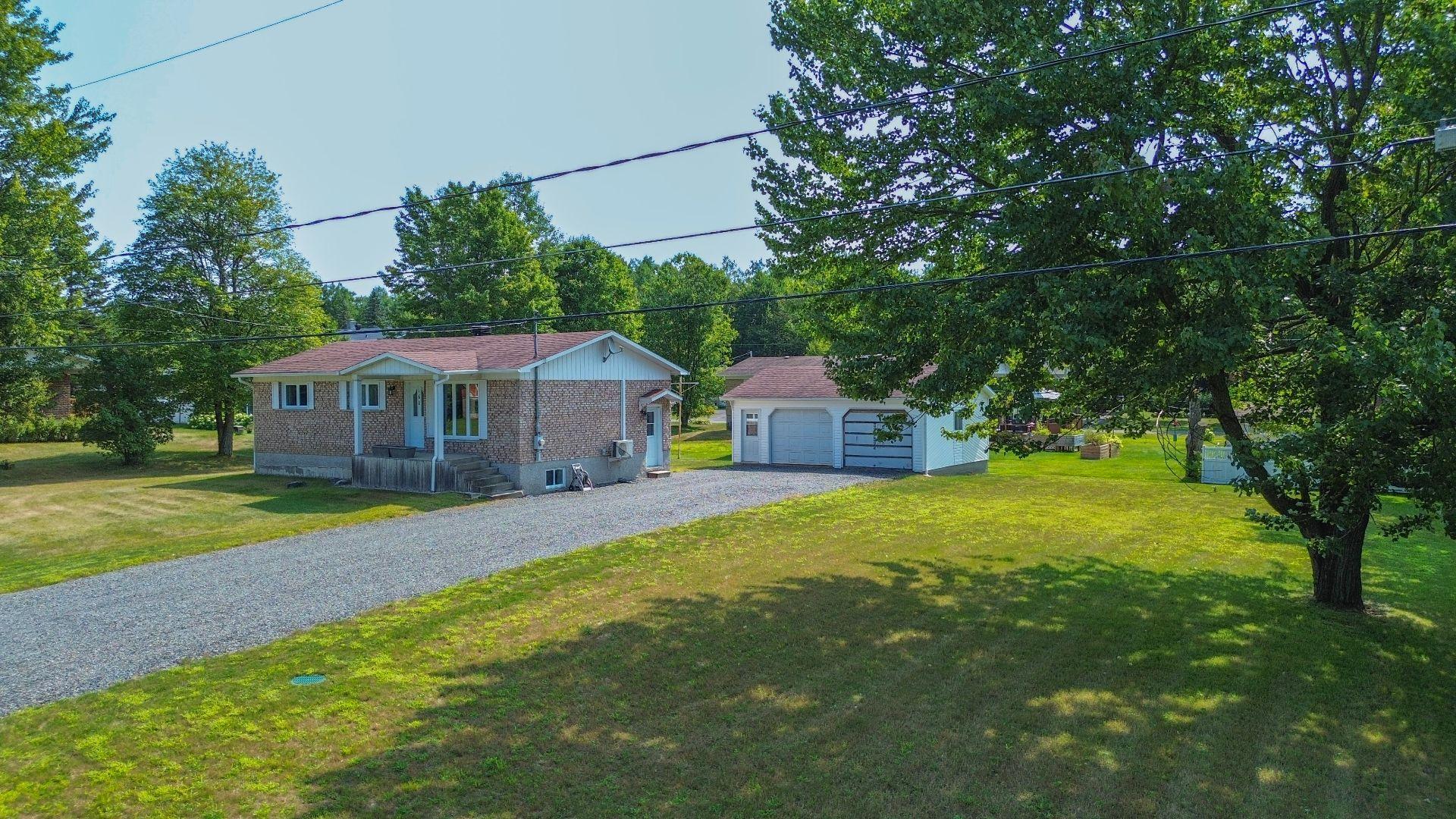 









160


Rue Jean

,
Drummondville,




QC
J2A3K2

