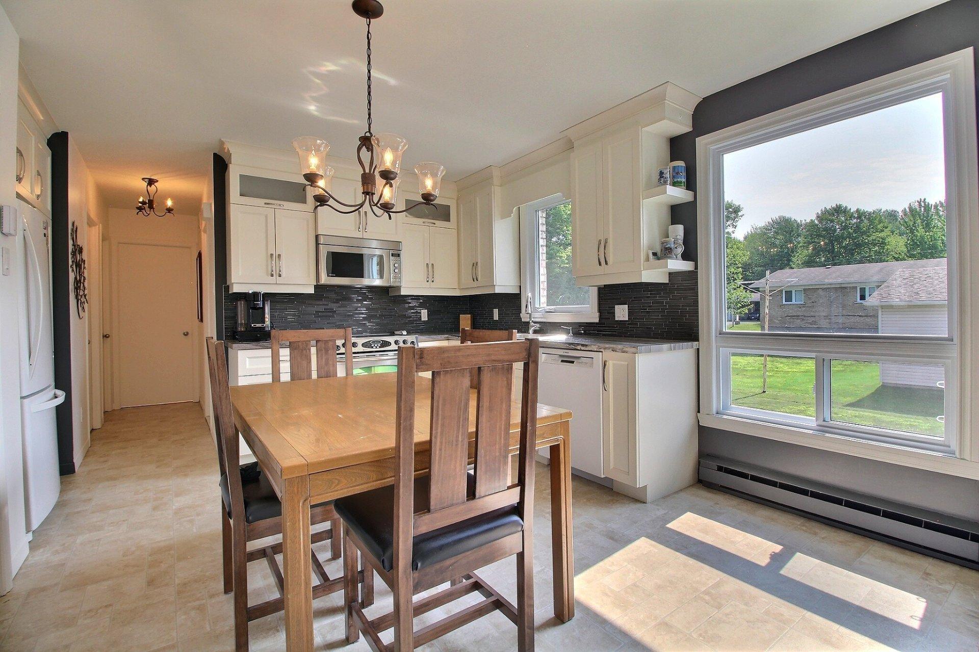 









160


Rue Jean

,
Drummondville,




QC
J2A3K2

