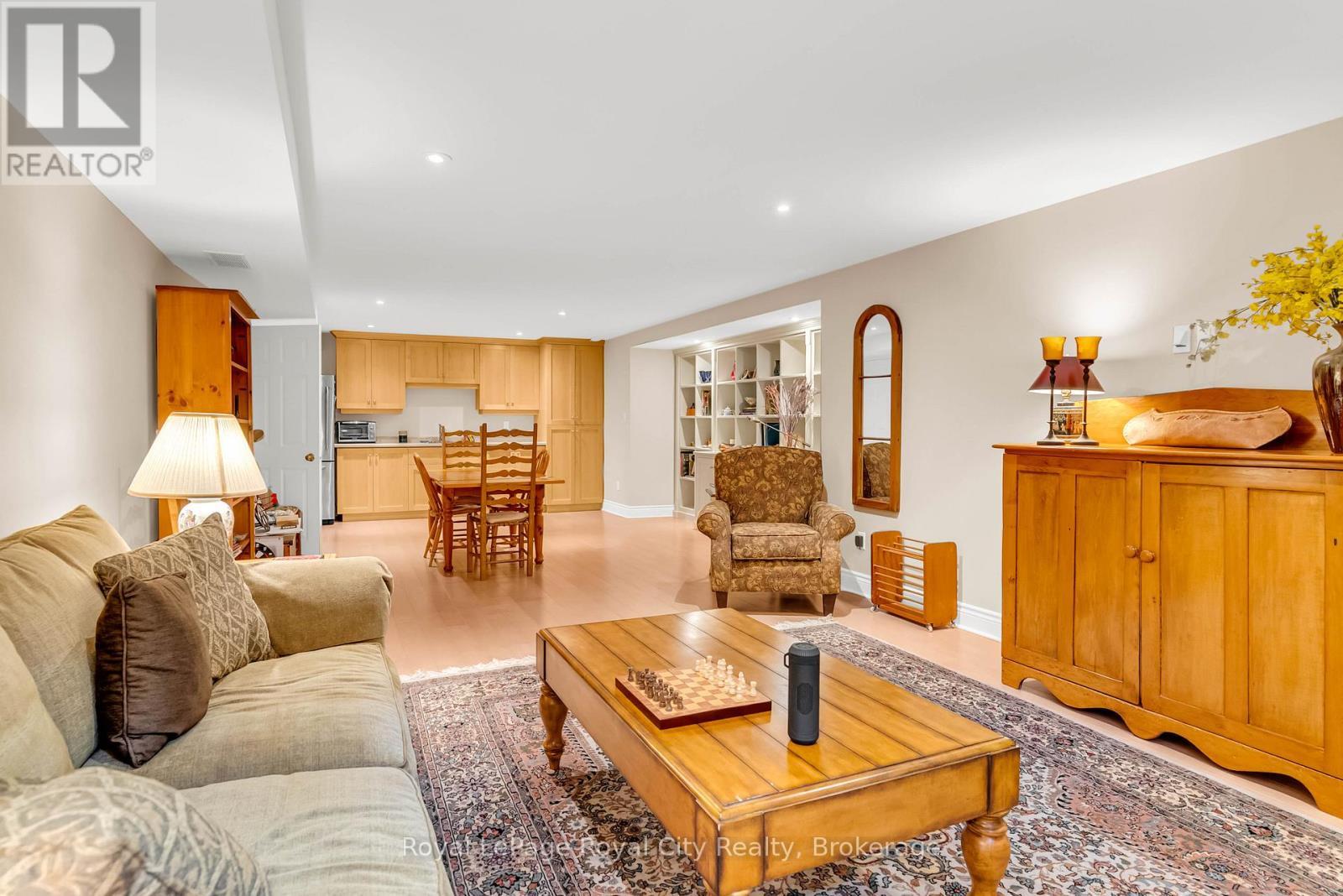 












12 WOOD DUCK COURT

,
Guelph (Kortright Hills),




Ontario
N1C1B1

