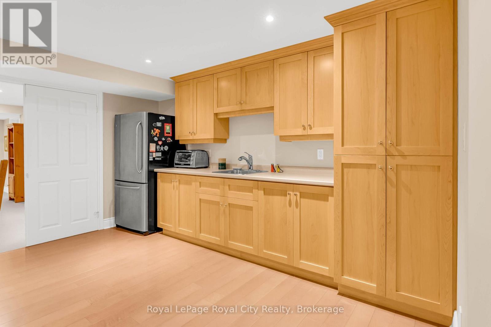 












12 WOOD DUCK COURT

,
Guelph (Kortright Hills),




Ontario
N1C1B1

