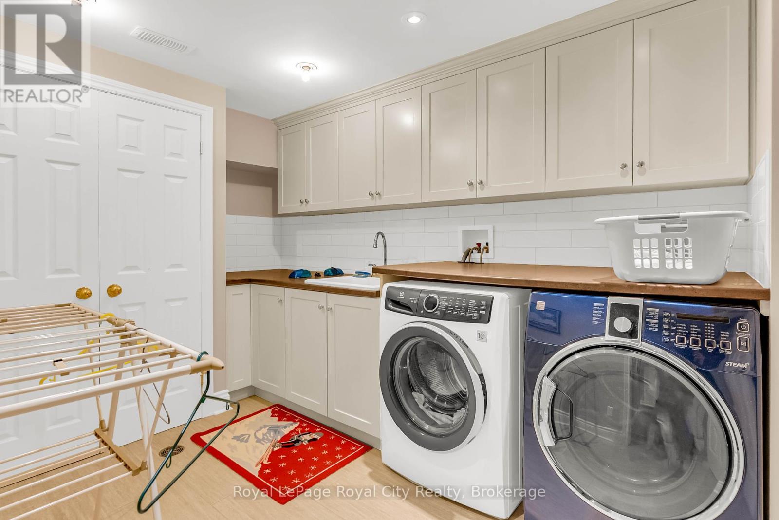 












12 WOOD DUCK COURT

,
Guelph (Kortright Hills),




Ontario
N1C1B1

