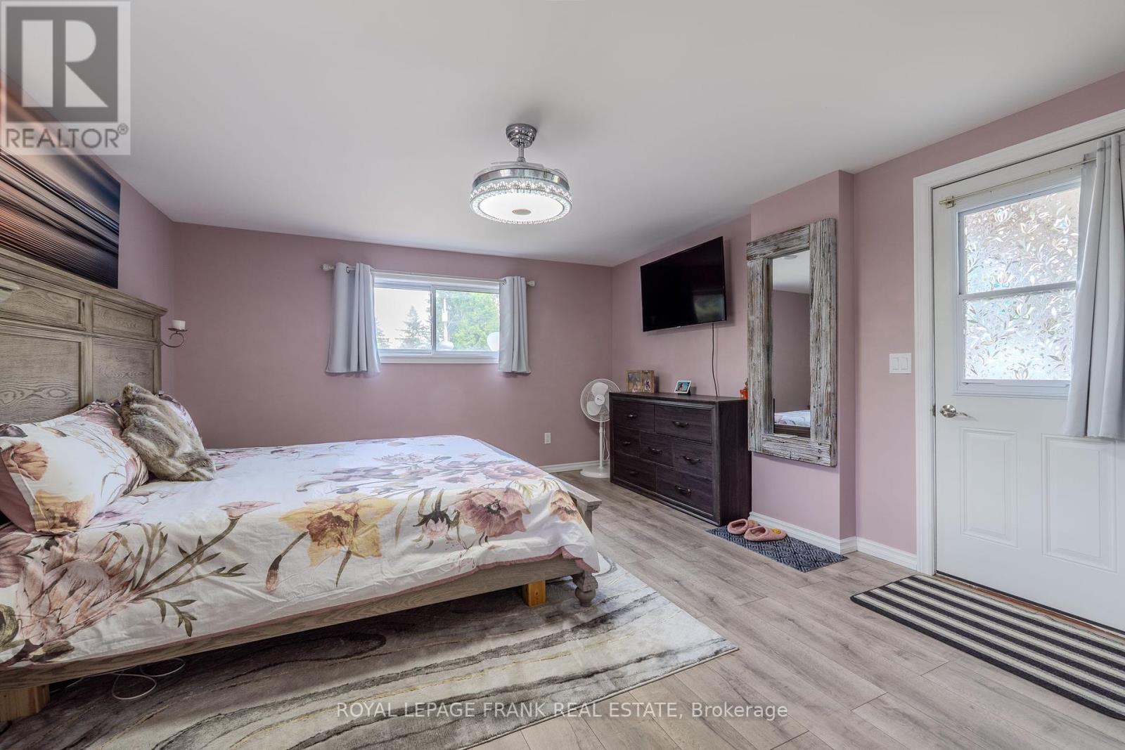 












10 FENELON WAY

,
Kawartha Lakes (Lindsay),




Ontario
K9V0H5

