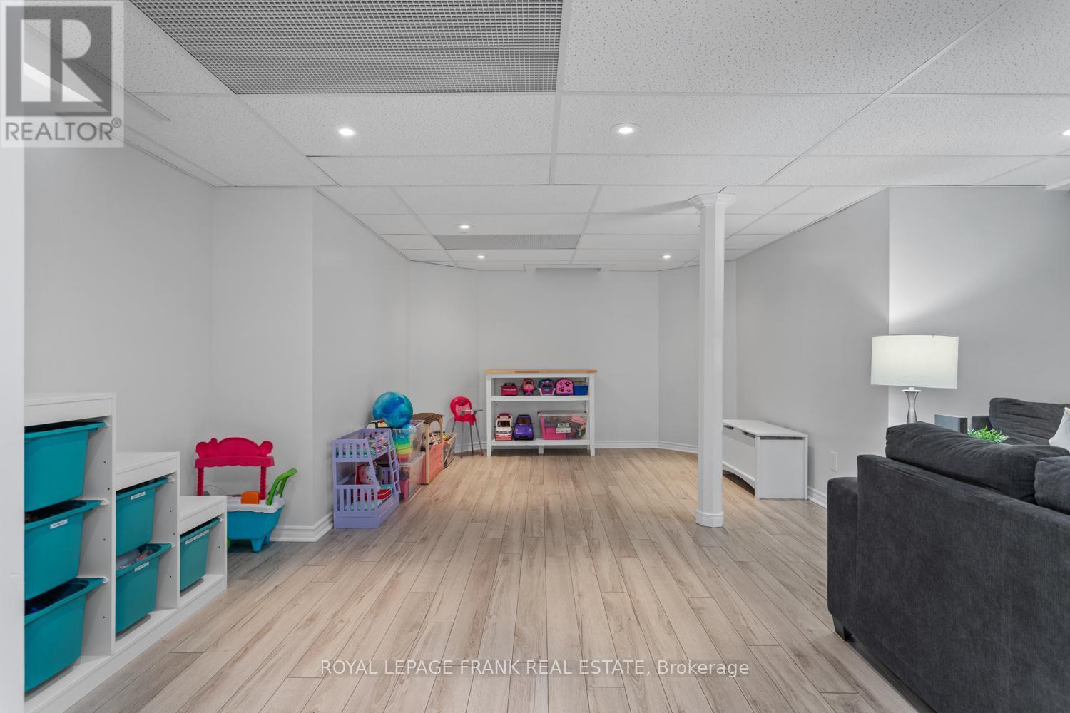 












11 STAPLES AVENUE

,
Clarington (Courtice),




Ontario
L1E3H1

