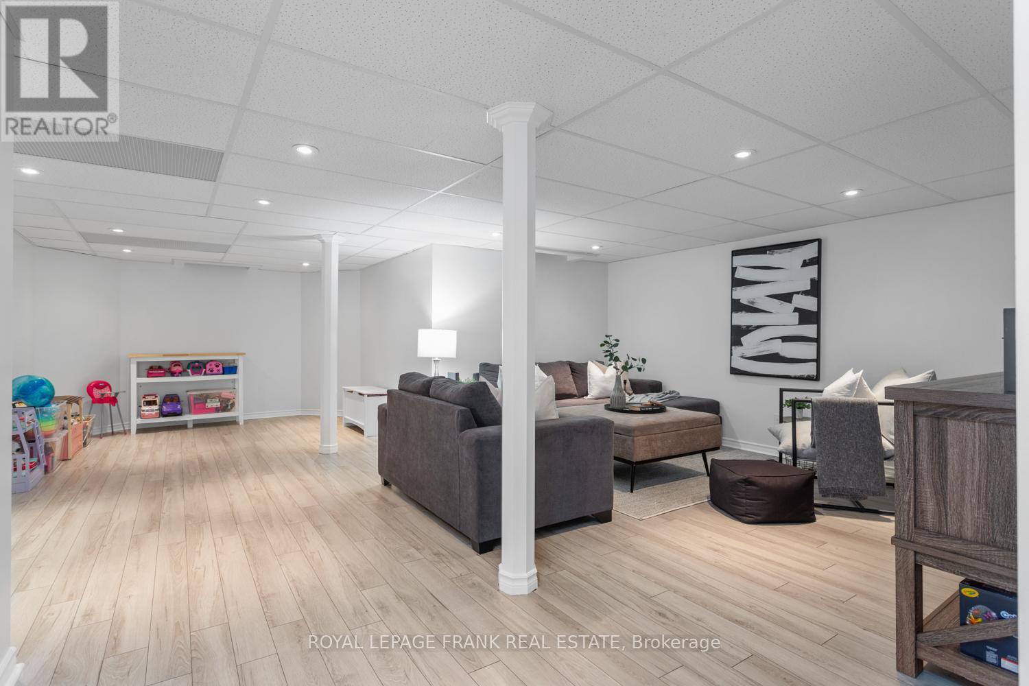 












11 STAPLES AVENUE

,
Clarington (Courtice),




Ontario
L1E3H1

