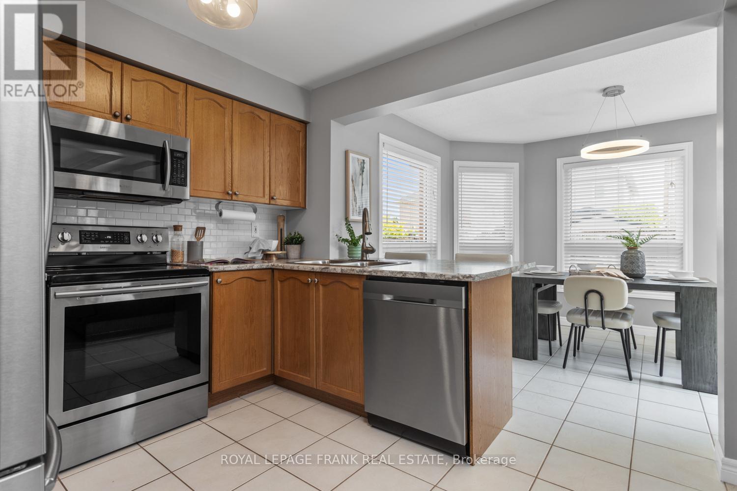 












11 STAPLES AVENUE

,
Clarington (Courtice),




Ontario
L1E3H1


