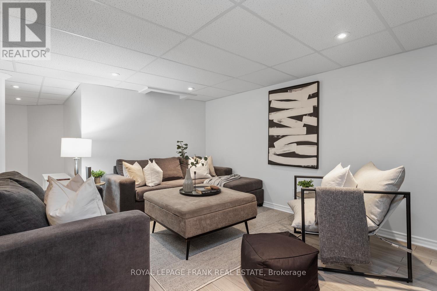 












11 STAPLES AVENUE

,
Clarington (Courtice),




Ontario
L1E3H1

