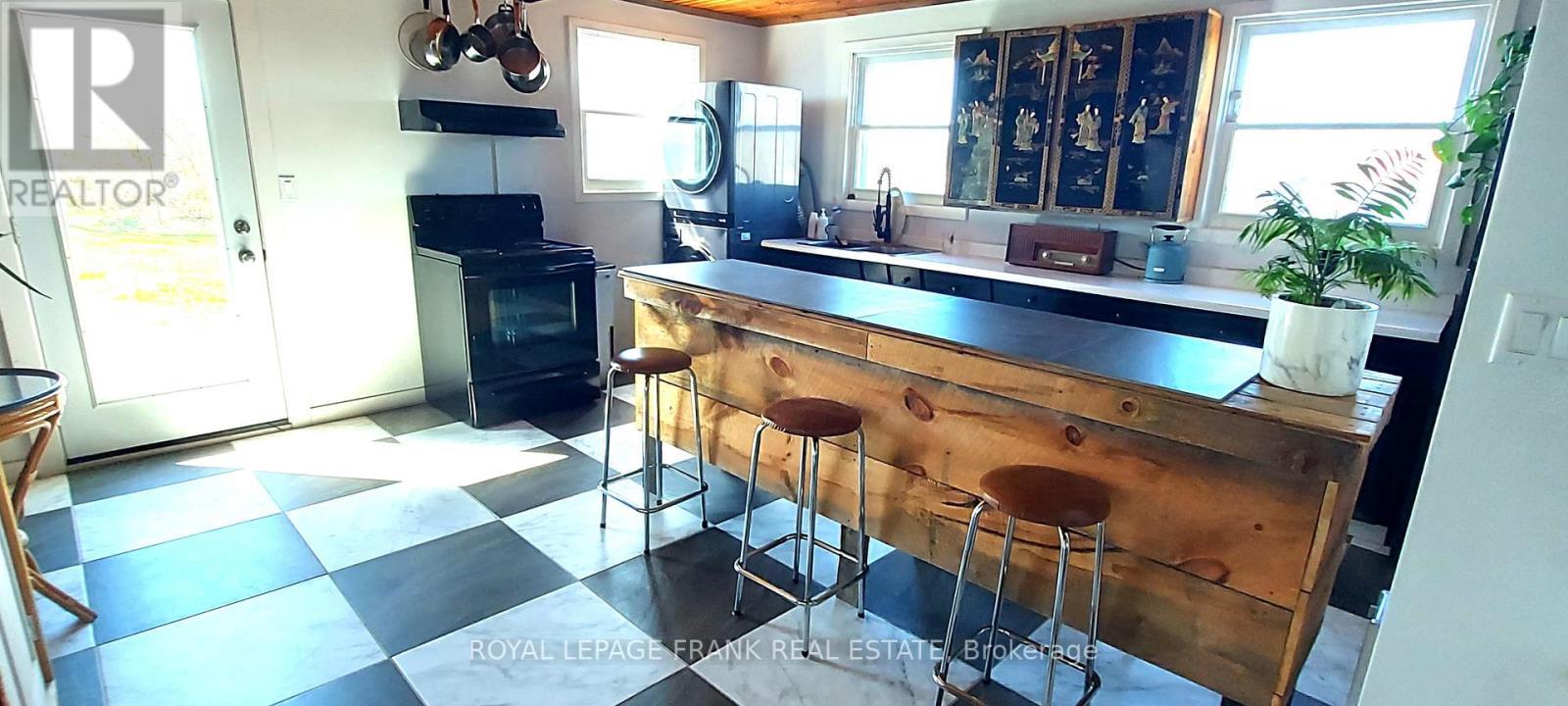 












83 STORE STREET

,
Tweed (Elzevir (Twp)),




Ontario
K0K3J0

