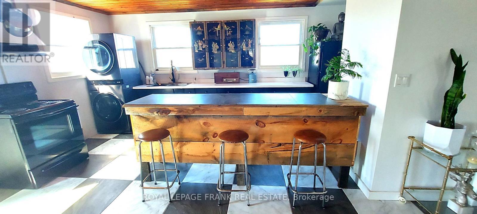 












83 STORE STREET

,
Tweed (Elzevir (Twp)),




Ontario
K0K3J0

