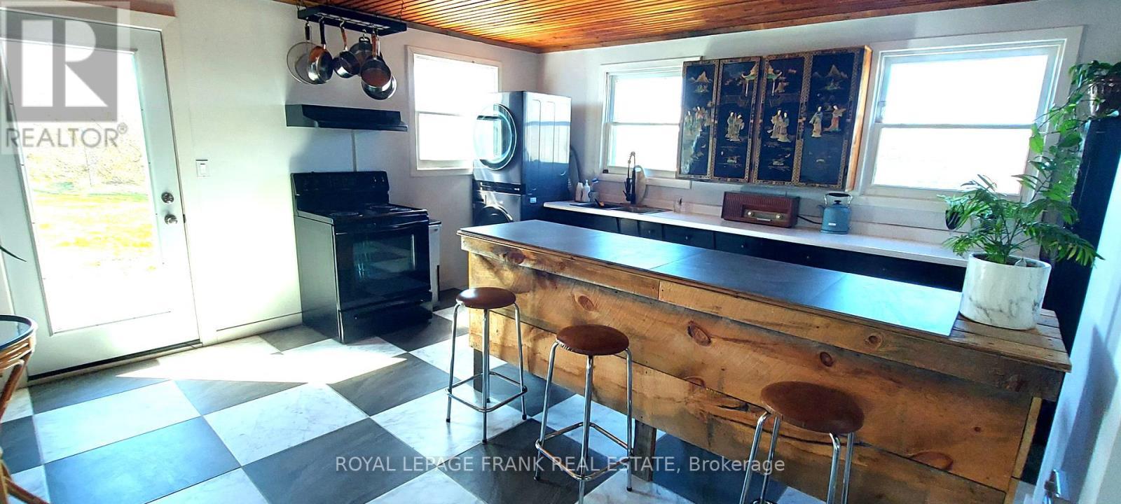 












83 STORE STREET

,
Tweed (Elzevir (Twp)),




Ontario
K0K3J0

