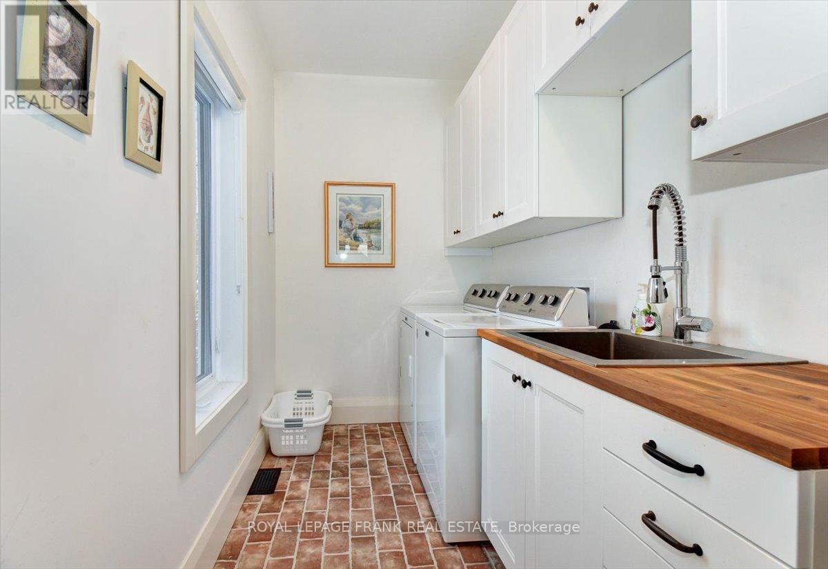 












355 WEST DIAMOND LAKE ROAD

,
Hastings Highlands (Herschel Ward),




Ontario
K0L2A0

