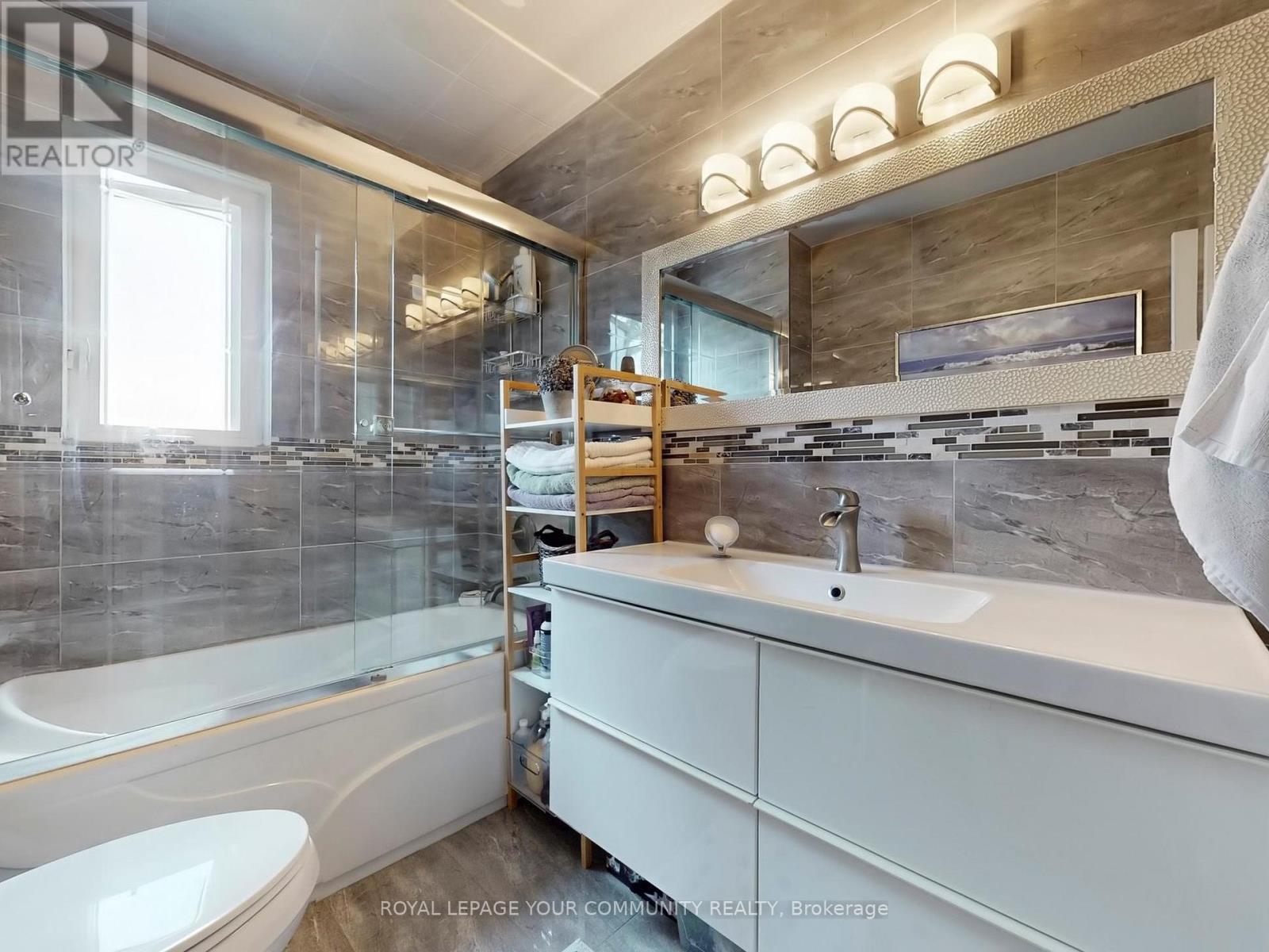 












34 DROXFORD AVENUE

,
Toronto,




Ontario
M1R1K2

