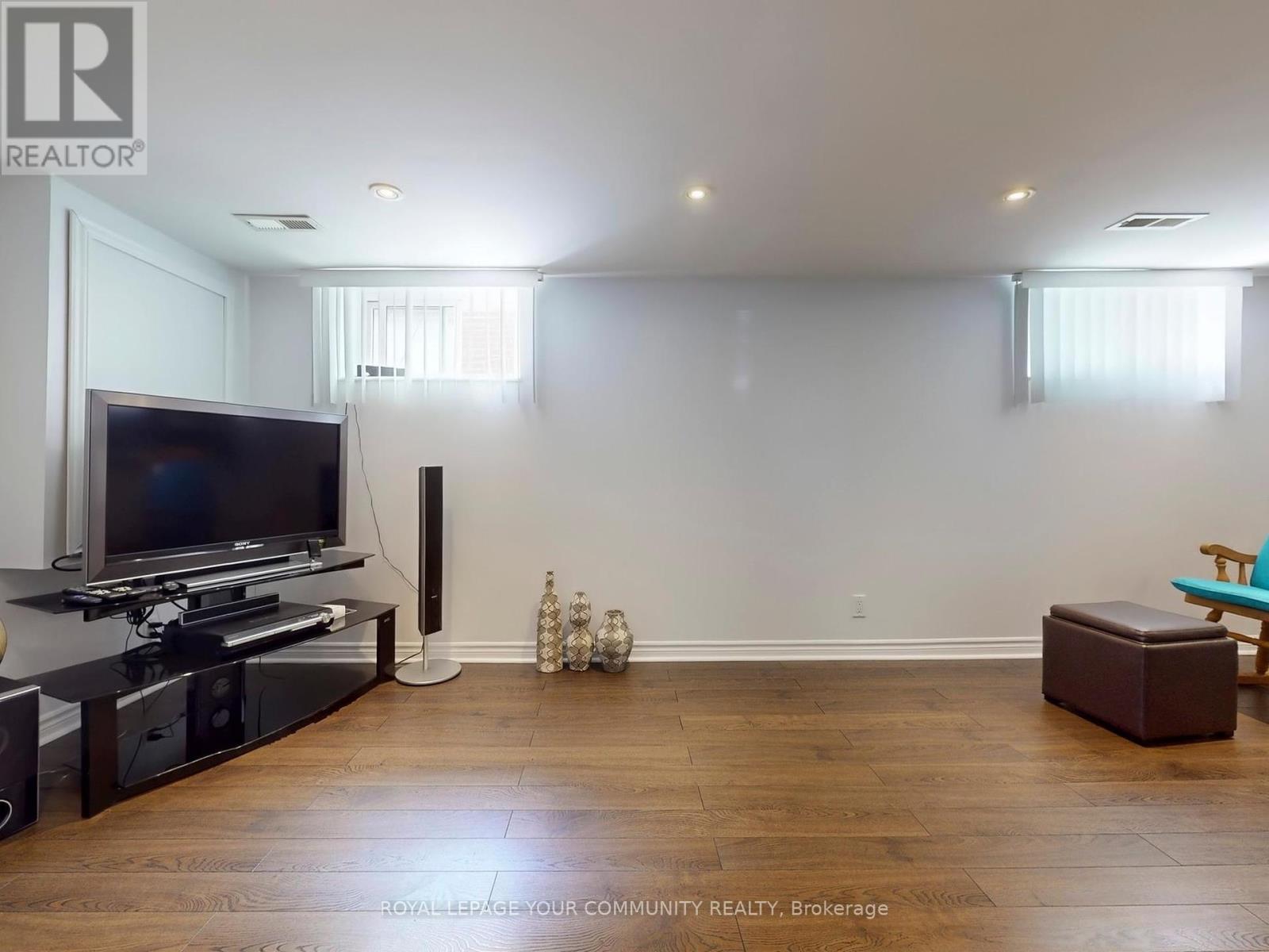 












34 DROXFORD AVENUE

,
Toronto,




Ontario
M1R1K2

