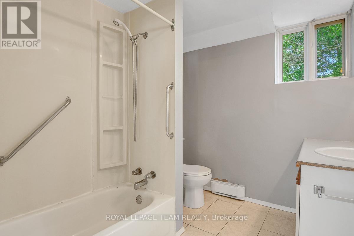 












8055 COUNTY RD. 44 ROAD

,
Edwardsburgh/Cardinal,




Ontario
K0E1X0

