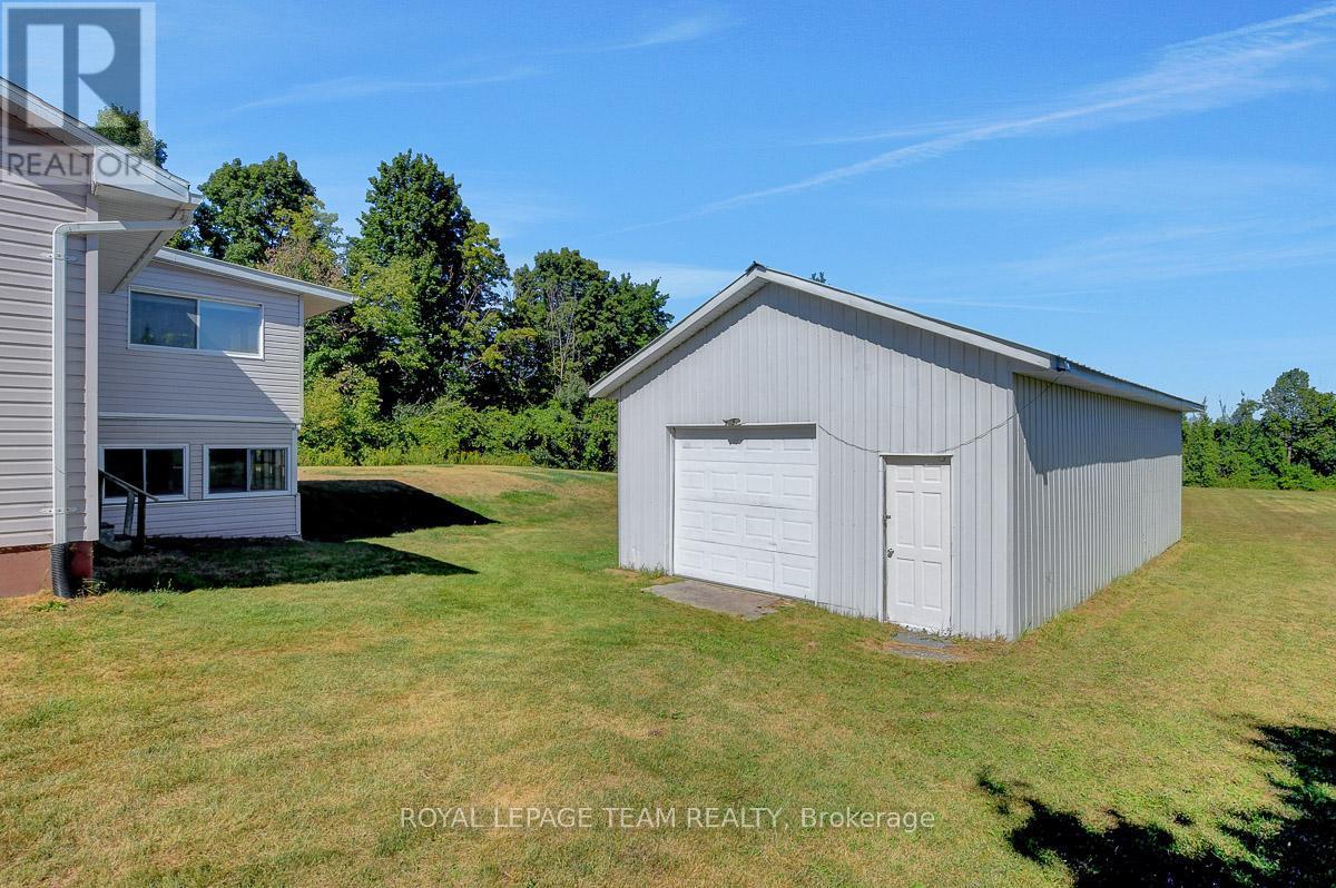 












8055 COUNTY RD. 44 ROAD

,
Edwardsburgh/Cardinal,




Ontario
K0E1X0

