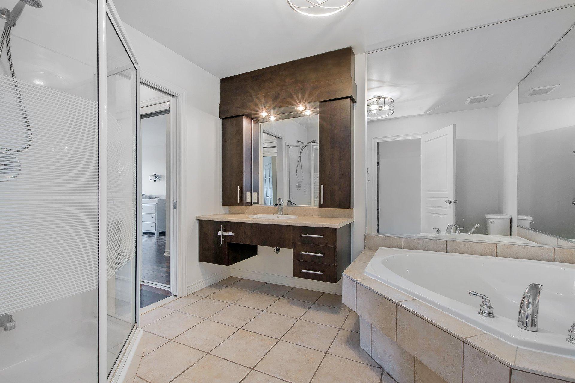 









691


Mtée des Pionniers

, 401,
Terrebonne (Lachenaie),




QC
J6V1T7

