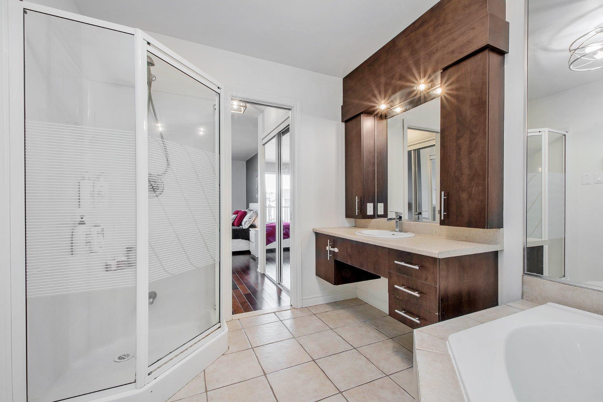 









691


Mtée des Pionniers

, 401,
Terrebonne (Lachenaie),




QC
J6V1T7

