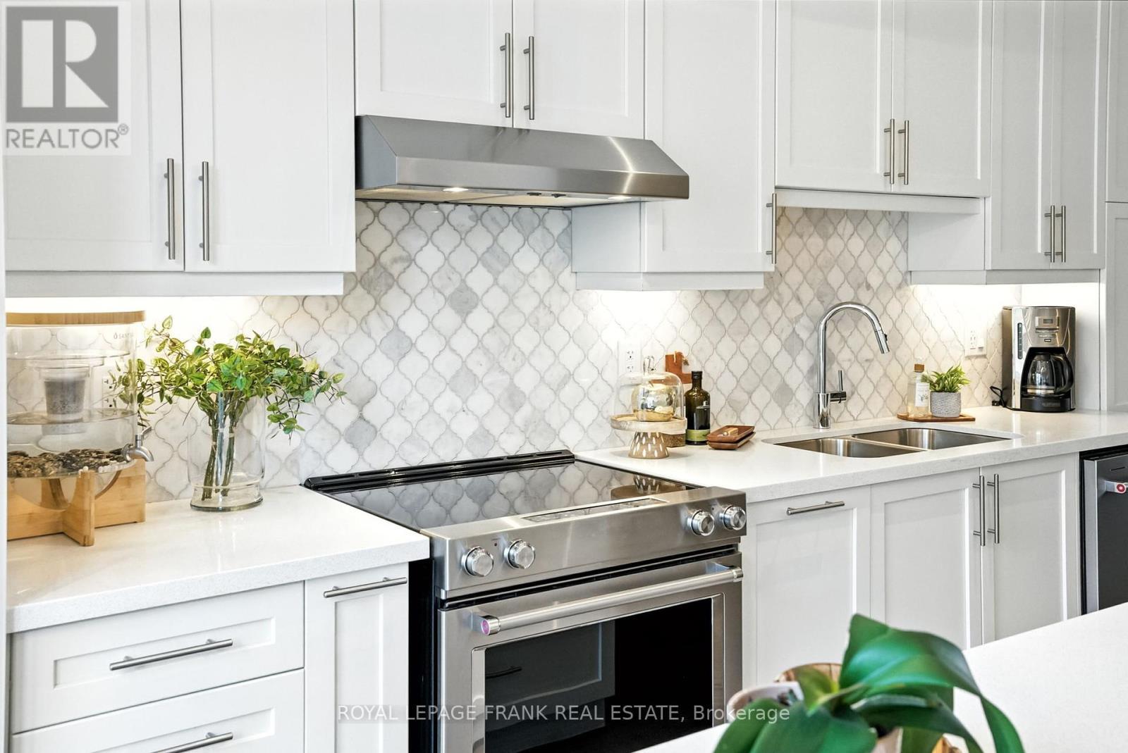 












17 - 647 PORT DARLINGTON ROAD

,
Clarington (Bowmanville),




Ontario
L1C7G2

