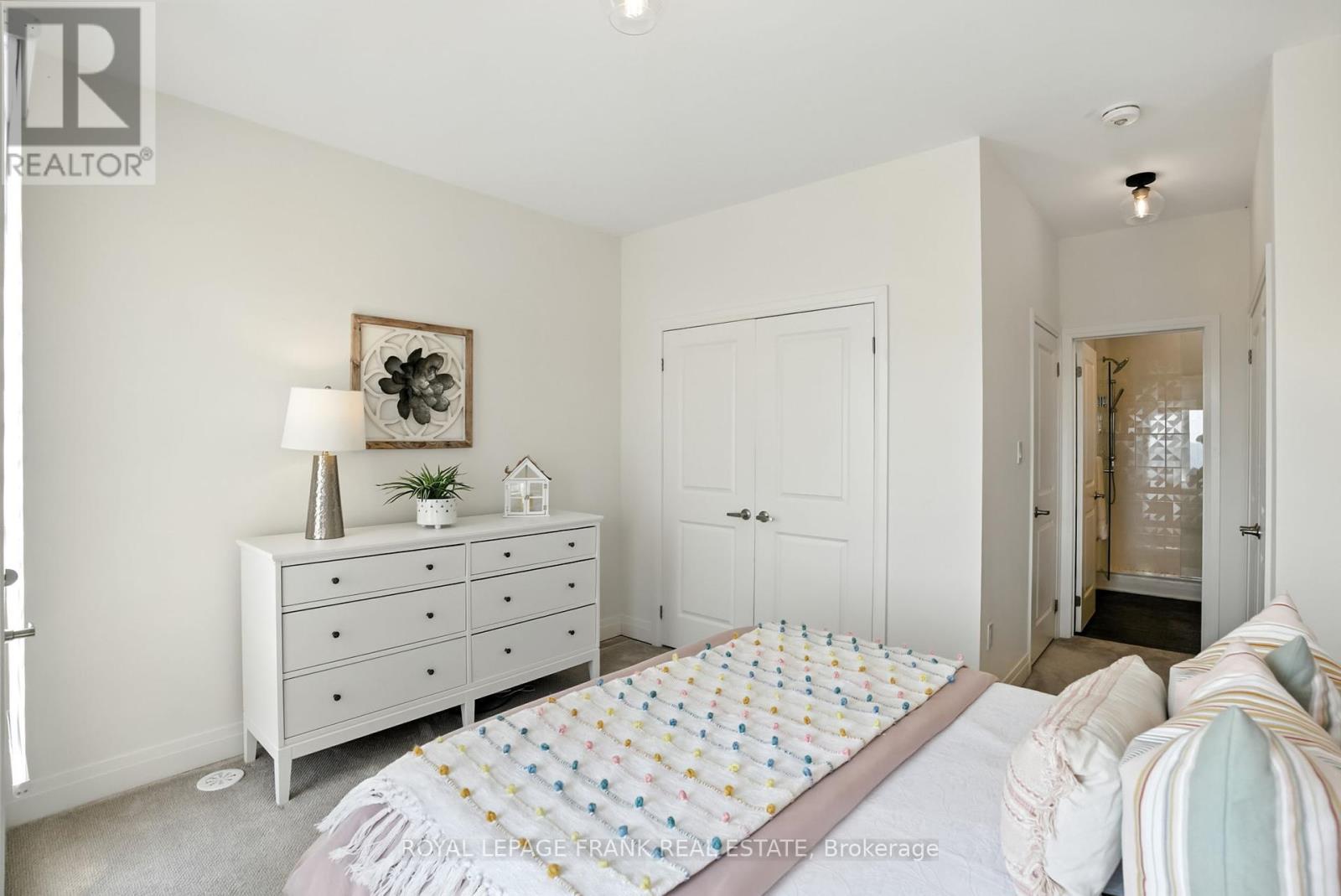 












17 - 647 PORT DARLINGTON ROAD

,
Clarington (Bowmanville),




Ontario
L1C7G2

