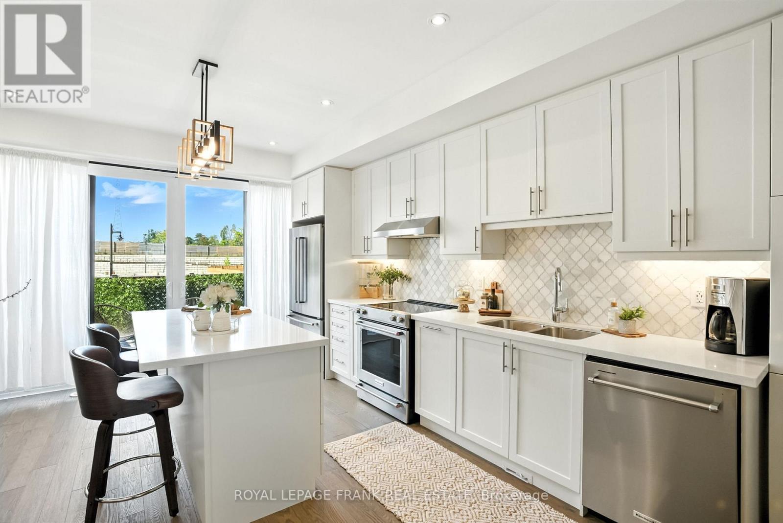 












17 - 647 PORT DARLINGTON ROAD

,
Clarington (Bowmanville),




Ontario
L1C7G2


