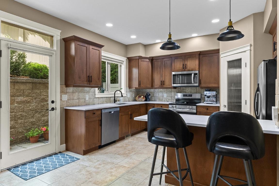 









2283


Shannon Heights

Court, 6,
West Kelowna,




BC
V4T 3B9

