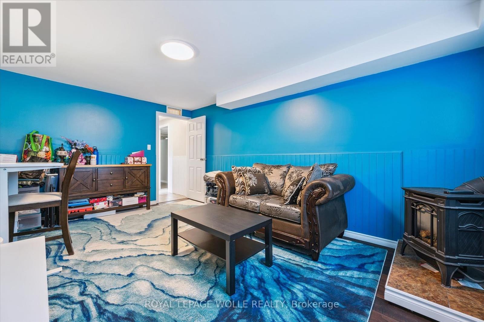 












263 THE COUNTRY WAY

,
Kitchener,




Ontario
N2E2V6

