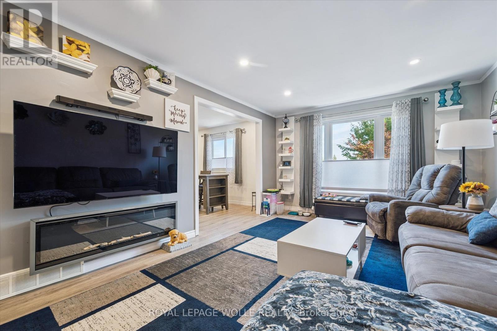 












263 THE COUNTRY WAY

,
Kitchener,




Ontario
N2E2V6

