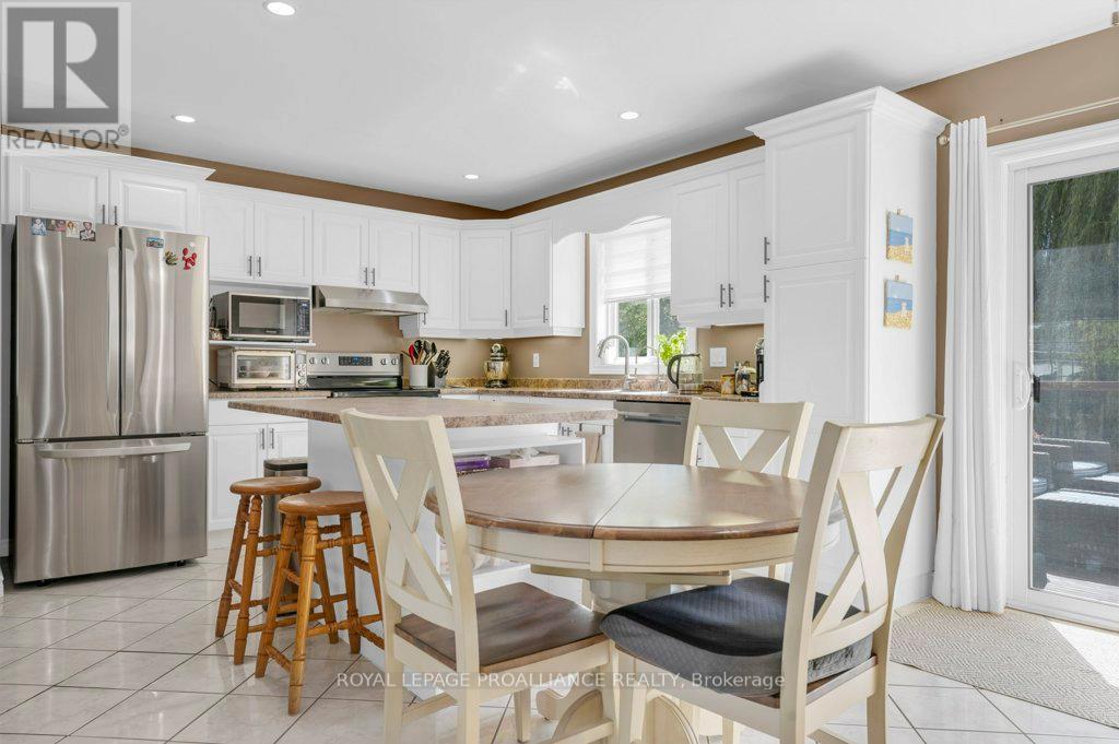 












12 STONEGATE CRESCENT

,
Quinte West (Frankford Ward),




Ontario
K0K2C0

