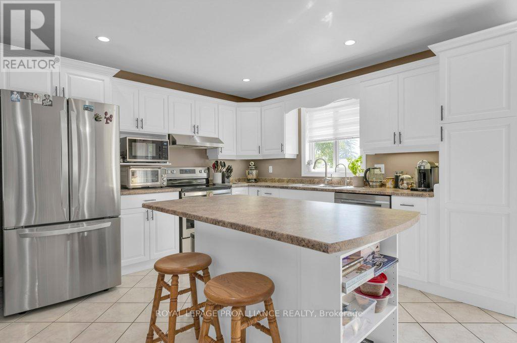 












12 STONEGATE CRESCENT

,
Quinte West (Frankford Ward),




Ontario
K0K2C0

