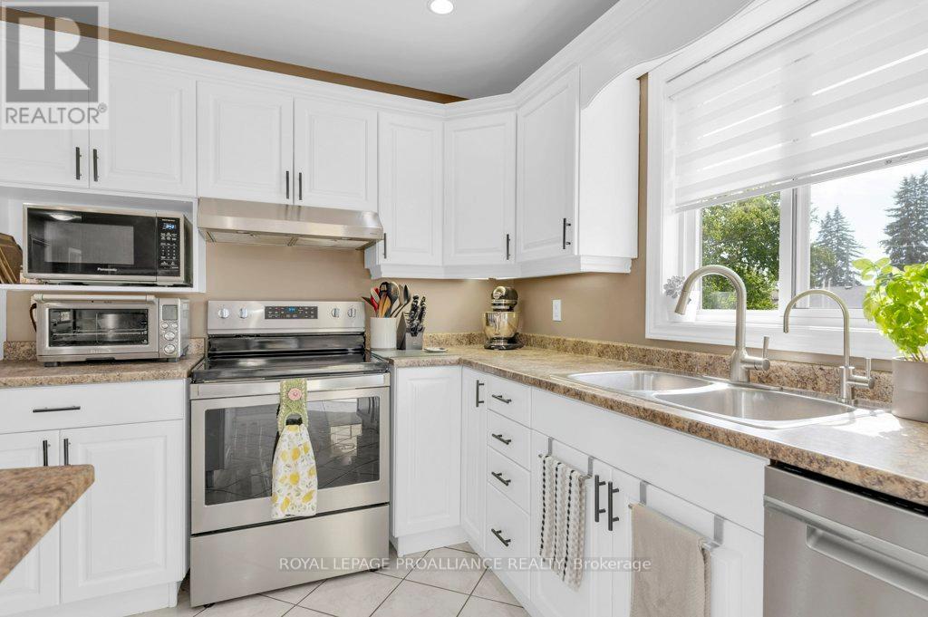 












12 STONEGATE CRESCENT

,
Quinte West (Frankford Ward),




Ontario
K0K2C0

