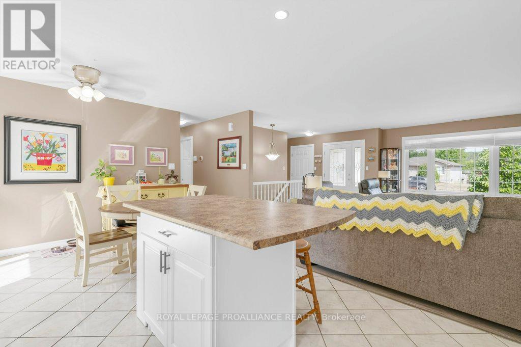 












12 STONEGATE CRESCENT

,
Quinte West (Frankford Ward),




Ontario
K0K2C0

