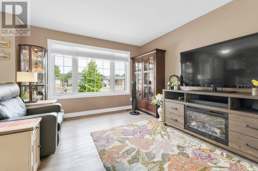 












12 STONEGATE CRESCENT

,
Quinte West (Frankford Ward),




Ontario
K0K2C0

