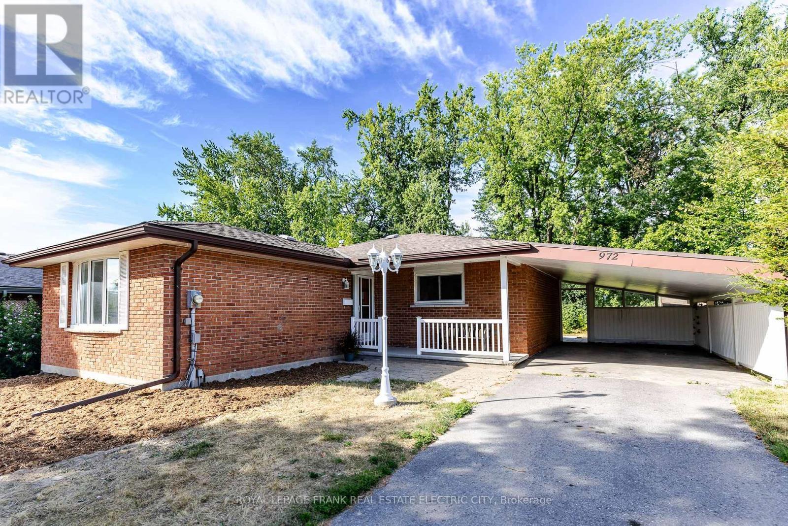 












972 SOUTHLAWN DRIVE

,
Peterborough South (East),




Ontario
K9J1G2


