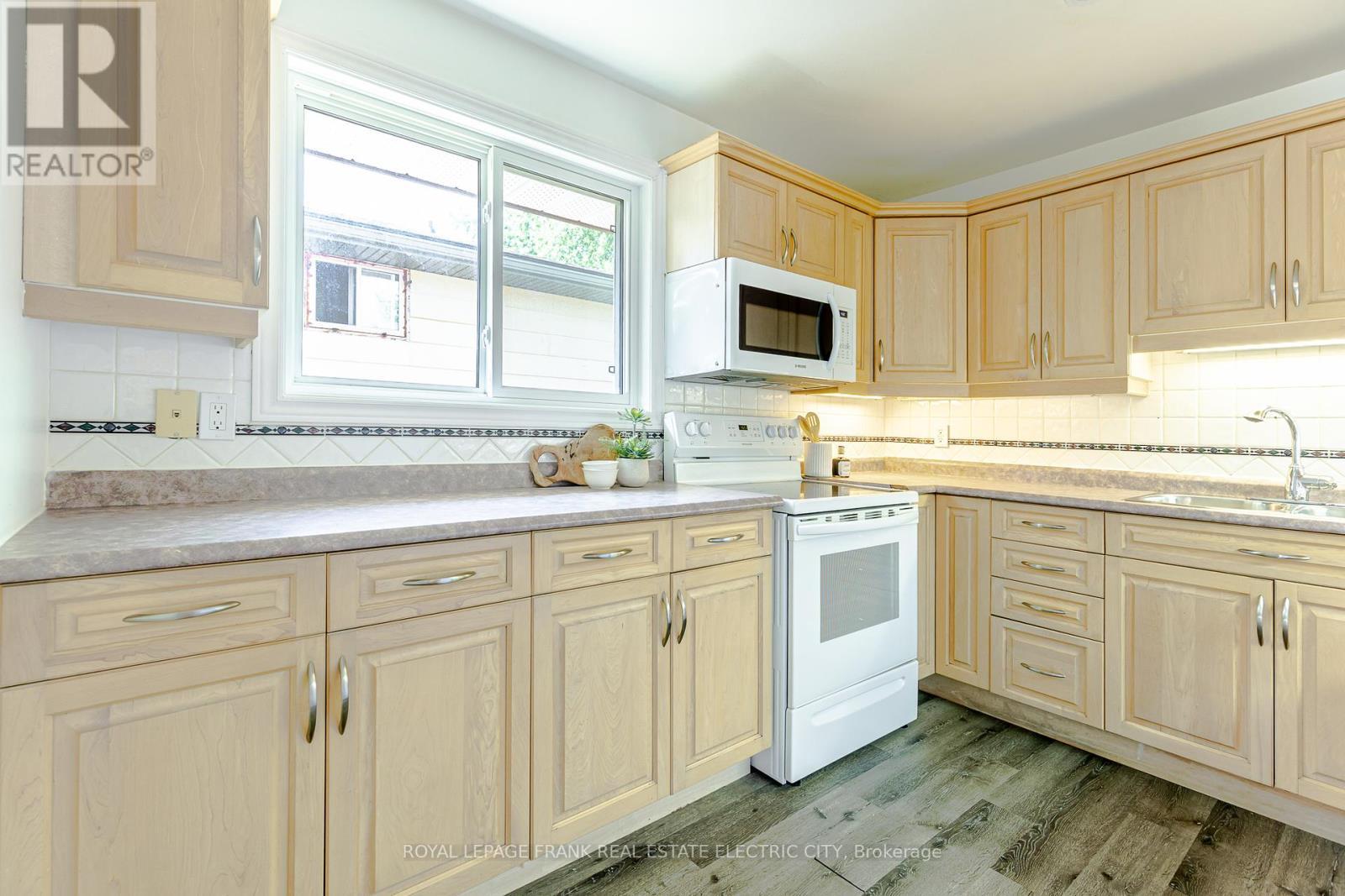












972 SOUTHLAWN DRIVE

,
Peterborough South (East),




Ontario
K9J1G2

