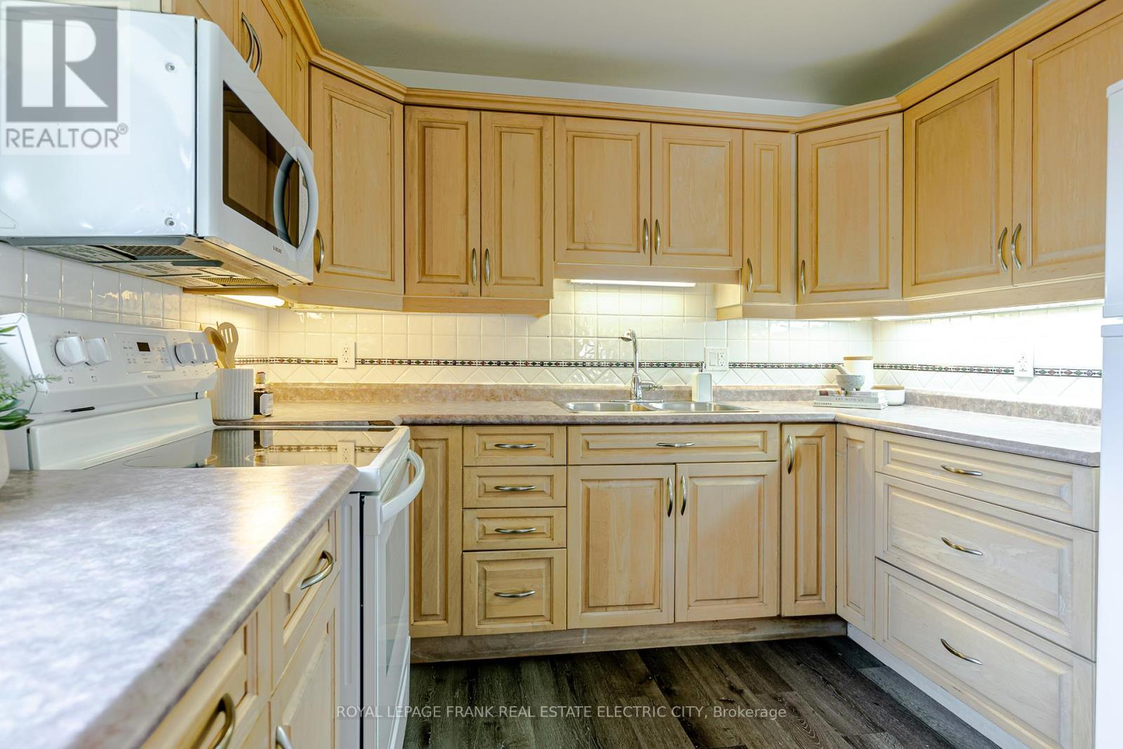 












972 SOUTHLAWN DRIVE

,
Peterborough South (East),




Ontario
K9J1G2

