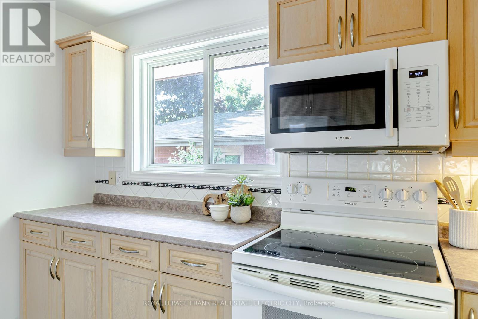 












972 SOUTHLAWN DRIVE

,
Peterborough South (East),




Ontario
K9J1G2

